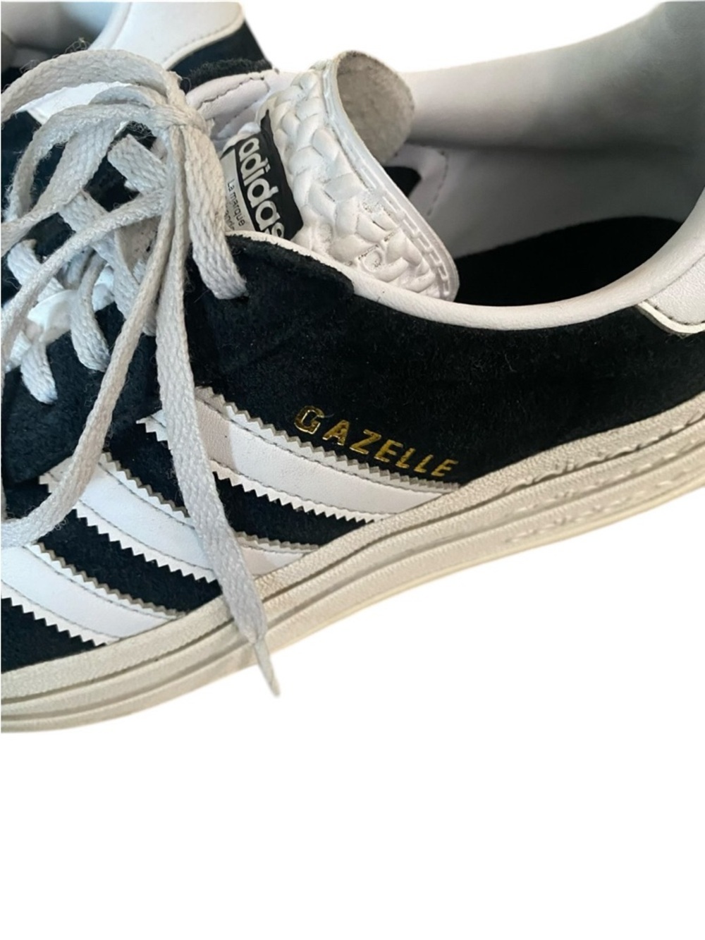 Classic Adidas Gazelle sneakers in black suede with iconic white stripes - Picture 2 of 16